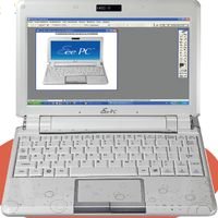 В отличие от матовых 701 и 900, корпус ASUS Eee PC 901 изготовлен из глянцевого белого пластика, да и симпатичные «рюшечки» наверняка придутся по вкусу лучшей половине человечества