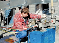 Рисунок 1. Когда надо подключить нового пользователя, микрокабель вдувается в заранее проложенные трубчатые кабели. 