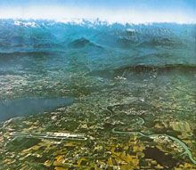 Во время подсчета голосов на выборах в Швейцарии квантово-криптографическая система, разработанная компанией Id Quantique, призвана обеспечить безопасность канала связи между центральной станцией подсчета голосов в центре Женевы и вычислительным центром, расположенным в пригороде