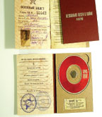 Ощущение старинных вещей появляется сразу. Это не имитация, а бережно хранимые, доставшиеся от дедушки и прошедшие всю войну предметы. И даже современные диски внутри не нарушают иллюзию, органично сочетаясь с упаковкой. В руках не сборники песен, а старинный альбом, письмо-треугольник и военный билет. И держать их нужно осторожно — память!