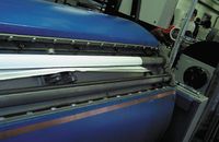 Удобная система регулировки натяжения запечатываемого материала на пробопечатном станке позволяет изготовить цветопробу на любом носителе заказчика