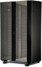 Объединив две стойки, инженеры IBM создали широкий шкафной конструктив, в котором размещается 84 сервера iDataPlex. Между серверами установлены три подвижных блока розеток, связанных с кабелями питания, в то время как в двух отдельных стойках обычно располагаются четыре таких блока. Увеличение площади задней поверхности сдвоенной стойки позволило разместить там дополнительный теплообменник с водяным охлаждением