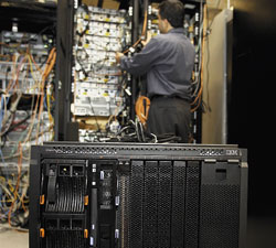 BladeCenter S, по замыслу создателей, относится к классу решений «все в одном». Его инсталляция предельно проста и, условно говоря, сводится к сценарию «распаковать — включить в сеть — запустить мастер настройки»