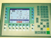 Интерфейс панели управления машины позволяет не только регулировать натяжение, но и отслеживать работу каждой печатной секции