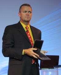 Старший вице-президент Джефф Кларк демонстрирует новейшую модель нетбука Inspiron Mini 9 