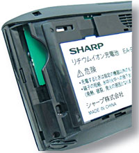 Разъем для установки карты W-SIM расположен под крышкой батареи