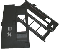 В комплекте два держателя для плёнок. Один для двух отрезков 35-мм плёнки длиной по 6 кадров или 4 слайда в рамках. Второй — для плёнок среднего формата 6в12 см