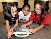 Intel позиционирует Classmate как учебный ноутбук для детей из развивающихся стран, но он будет предложен и в широкую продажу. 