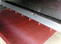 В модульных вымывных секциях формная пластина крепится на монтажную панель со штифтами, что требует отверстий на передней кромке. Поэтому в стандартный комплект оборудования должен входить перфоратор (на фото Mekrom Concept 301P) 