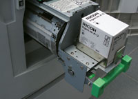 Картридж скраской закрепляется набарабане 