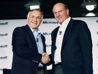 Соглашение о стратегическом партнерстве, подписанное в 2006 году, между двумя традиционно враждовавшими компаниями стало возможным после прихода к руководству Novell нового генерального директора Рона Ховсепяна (слева) 