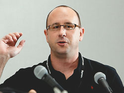 Билл Хилф: «Решение Open Source Initiative одобрить две лицензии корпорации Microsoft, разрешающие совместное использование патентованного исходного кода программ, подтверждает, что Microsoft многому научилась, и я с оптимизмом смотрю на дальнейшее участие корпорации в деятельности сообщества сторонников программ с открытым кодом»