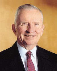 Росс Перо, создавший Perot Systems, в свое время основал и Electronic Data Systems — первую компанию, выбравшую своей специализацией оказание профессиональных ИТ-услуг, сначала проданную General Motors, затем вновь ставшую самостоятельной и, наконец, вошедшую в состав HP