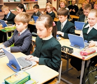 Ученики петербургской гимназии № 248 демонстрируют, как нетбук помогает им осваивать операции с дробями