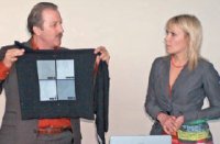 Д. Квалия демонстрирует очевидные различия напечатанных в два прохода белых плашек: более тёмные выполнены экономичной краской, светлые и яркие— дорогой, но качественной 