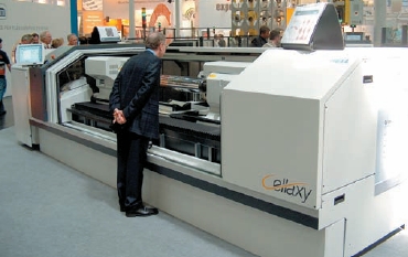 Стенд Hell Gravure Systems. Система прямого лазерного гравирования медного и хромового покрытий цилиндров глубокой печати Cellaxy оснащена оптоволоконным лазером с накачкой от лазерных диодов