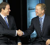 Глава Cisco Джон Чемберс (справа) приглашает генерального директора Tandberg Фредрика Халворсена к совместной работе