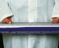 Рис. 6. Воздушные пузырьки в эмульсии влияют на качество нанесения эмульсионного слоя