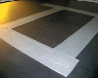 Для лучшего прижима вакуумом форма по краям прижимается специальной лентой