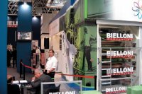 Мощные средства автоматической установки цветовой приводки и натиска в Bielloni Telia 8 FSC по словам производителя снижают отходы запечатываемого материала до 50 м при печати нового тиража и до 7 м при печати старого