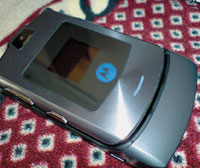 Подразделению мобильных устройств не удалось предложить достойного наследника популярному телефону Razr, и в третьем квартале прошлого года компания ушла на третье место по продажам, пропустив вперед Samsung