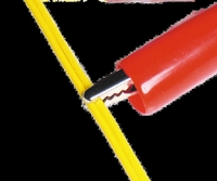 Рисунок 2. Электрическая клипса обеспечивает контакт с проводниками в оболочке оптического кабеля, не повреждая его.