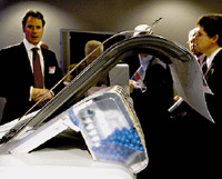 Прозрачные картриджи, изготовленные по технологии CrystalPoint, заполнены вместо чернил твердыми цветными гранулами; за это в СМИ уже прозвали принтер «шариковым»