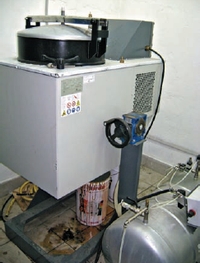 В основе регенерации растворителя — его испарение с последующей конденсацией. Вымытый полимер остаётся на дне бака регенерации