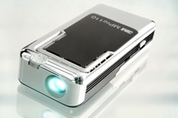 Мобильный микропроектор 3M MPro 110 по размерам сравним с сотовым телефоном 