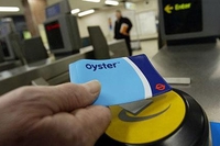 London Transport широко использует пополняемую бесконтактную карту OysterCard 