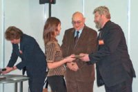 Награду одному из победителей конкурса вручают председатель правления ассоциации 