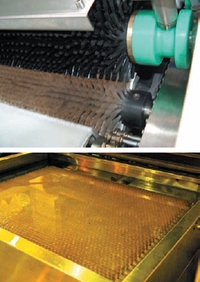 В модульных вымывных секциях пластина обрабатывается подвижными щётками (сверху), в комбинированных щётки неподвижны, двигается стол с пластиной (снизу) 