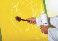 Рис. 4. Перед изготовлением трафаретной формы сетку тщательно обезжиривают специальным раствором