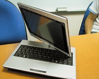 От нетбуков других производителей Gigabyte M912 имеет одно принципиальное отличие. Его сенсорный дисплей с диагональю 8,9 дюйма можно повернуть на 180?, продемонстрировав изображение на экране другим людям, или сложить, превратив портативный компьютер в планшетный