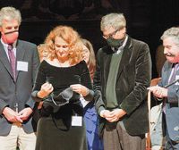 Доктор Елена Боднар, получившая премию Public Health за изобретение бюстгальтера, который мгновенно превращается в два противогаза, продемонстрировала свое изобретение на себе и на нескольких Нобелевских лауреатах — Вольфганге Кеттерле (слева), Орхане Памуке и Поле Кругмане (справа)