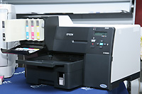 При установленном картридже сверхвысокой емкости внешний вид принтера Epson B-500DN несколько страдает 