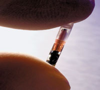 Комиссия рекомендует производителям меток радиочастотной идентификации прежде, чем продавать свои решения, проанализировать, не будут ли они нарушать права граждан на частную жизнь, а всем участникам тех отраслей, которые планируют использовать такие метки, — подписать кодекс, регулирующий применение этих решений