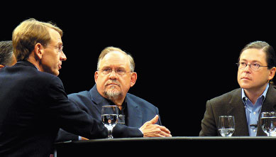 Джон Дур, партнер венчурного фонда Kleiner Perkins Caufield & Byers обсуждает влияние ИТ на климат с главой Amyris Biotechnologies Полем Мило, исполнительным директором Google.org Ларри Бриллиантом и президентом Sun Microsystems Джонатаном Шварцем