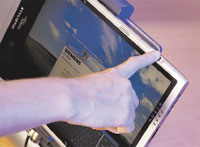 Рисунок 2. Сканер, расположенный на верхнем торце экрана ноутбука, практически незаметен. 