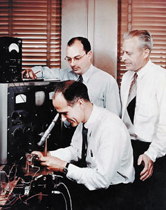 Изобретатели транзистора Уильям Шокли, Джон Бардин и Уолтер Браттейн