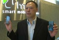 Питер Чоу, генеральный директор HTC, демонстрирует смартфоны Touch Diamond и Touch Pro 