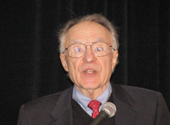 Среди приглашенных докладчиков на российско-американском симпозиуме был и Арно Пензиас, лауреат Нобелевской премии по физике, в 1978 году разделивший эту награду с Петром Капицей 