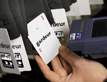 Согласно данным AMR Research, участники пилотных проектов, посвященных использованию меток радиочастотной идентификации на уровне экземпляров товара, смогли добиться улучшения управления складами более чем на 50% в соответствующих категориях продуктов