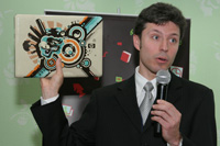 Михаил Сидоренко демонстрирует ноутбук HP Artist Edition, оформленный в стиле MTV 