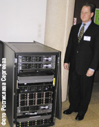 Системы хранения становятся все доступнее. Кайл Фитце, директор по маркетингу сетей хранения данных HP StorageWorks, представляет новый дисковый массив EVA4400 в европейской штаб-квартире HP (София-Антиполис, Франция) .