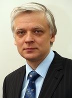 По словам Александра Прохорова, рост рынка ИТ-услуг сдерживают фрагментированность, недостаток специалистов, непрозрачность, несовершенство законодательства, коррупция и бюрократия