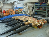 В пяти насадках размещаются датчики землетрясения, в трех -- датчики цунами, а еще один датчик управляет сигнальным реле, отвечающим за передачу информации с самой дальней точки океанского кабеля на берег 