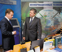 в Мининформсвязи прошла рабочая встреча первого вице-премьера Дмитрия Медведева и министра информационных технологий и связи Леонида Реймана с представителями российских компаний — разработчиков ПО с открытыми кодами