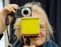 Исследователи пытаются обойти все оптические нарушения зрения и обеспечить попадание на сетчатку достаточно яркого и контрастного изображения