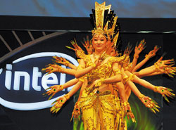 Даже в ноябре-декабре прошлого года, располагая официальной информацией, что называется, из первых рук, трудно было поверить, что весенняя сессия форумов Intel Developer Forum будет состоять в этом году из одного-единственного мероприятия и что пройдет оно не где-нибудь поблизости от штаб-квартиры корпорации, а в 15-миллионной столице коммунистического Китая